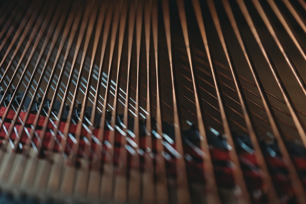 Vue rapprochée des cordes tendues sur le cadre en fonte d’un piano