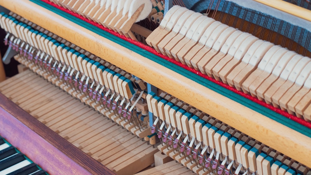 Mécanique intérieure d’un piano droit, marteaux de feutre alignés devant les cordes